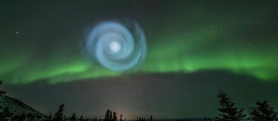 La espiral, sobre el cielo de Alaska