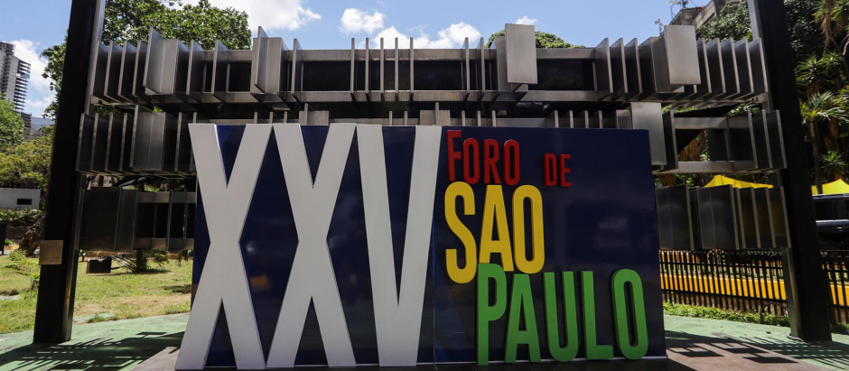 Vista del logo de la XXV edición del Foro de Sao Paulo, en Caracas