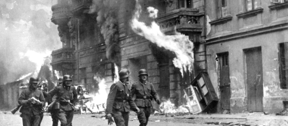 Soldados del general de las SS Stroop cerca de edificios en llamas durante la represión de la rebelión del gueto de Varsovia
