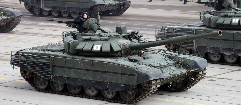 Un carro de combate T-72B durante el desfile de las Fuerzas Armadas rusas en Moscú