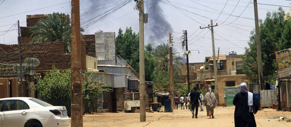 El humo se eleva detrás de los edificios en Jartum, Sudán