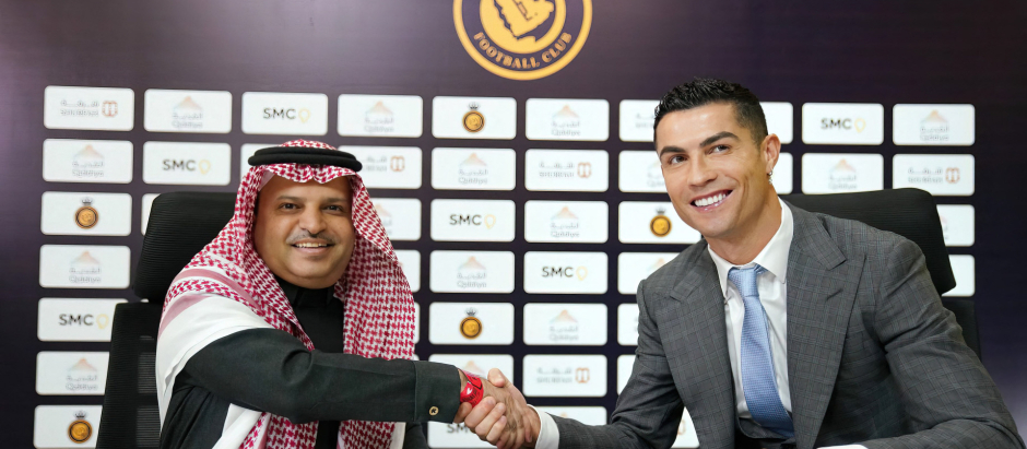 El futbolista Cristiano Ronaldo con el presidente del club de fútbol AlNassr, Mossali AlMuammar