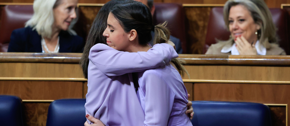 Irene Montero y Ione Belarra se abrazan al final del debate