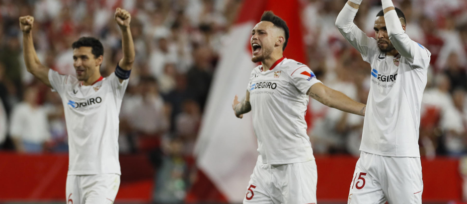 Los jugadores del Sevilla celebran la victoria con la afición tras el partido de vuelta de cuartos de final de Liga Europa que enfrentó este jueves al Sevilla FC y al Manchester United
