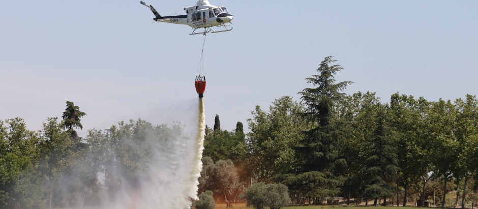 Un helicóptero en el Parque Forestal de La Polvoranca, a 7 de junio de 2022, en Leganés, Madrid (España)