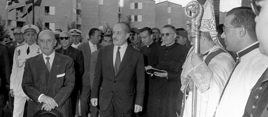 Francisco Franco, durante la concesión de más de siete mil viviendas sociales y de renta limitada