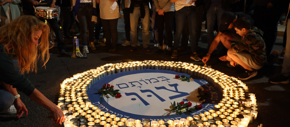 Los manifestantes encienden velas durante una manifestación en Tel Aviv