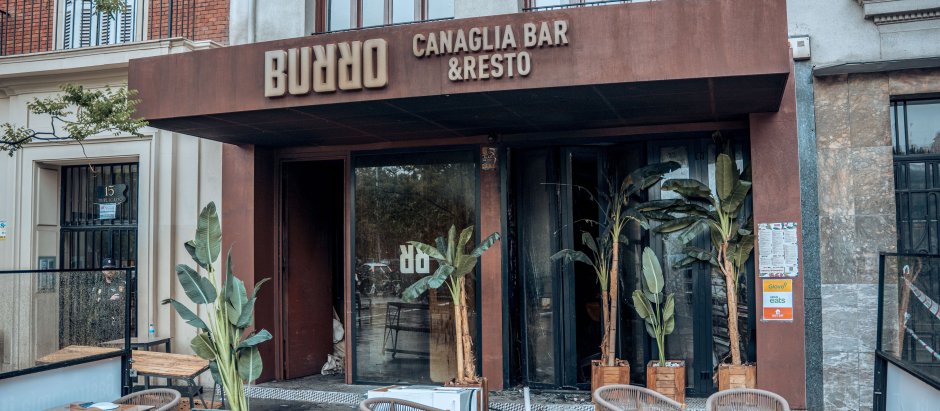 El restaurante 'Burro Canaglia Bar&Resto' precintado por un incendio, en la plaza de Manuel Becerr
