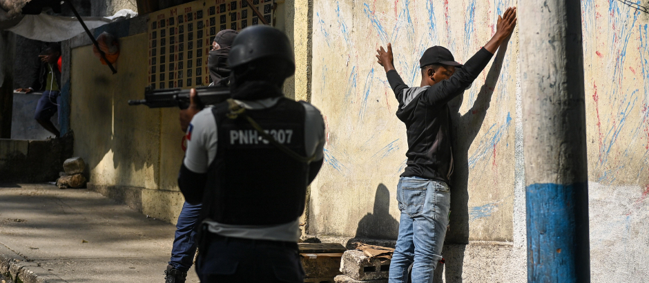 La Policía haitiana arresta a un hombre en la comuna de Turgeau de Port-au-Prince, Haití