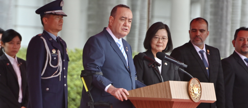 El presidente de Guatemala, Aleiandro Eduardo Giammattei Falla (centro), habla junto a la presidenta de Taiwán, Tsai Ing-wen