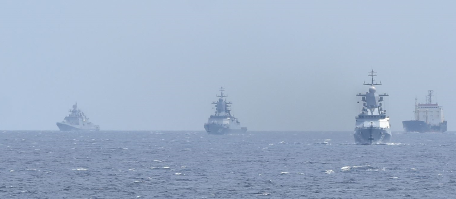 Agrupación de la Marina rusa mientras navega por aguas de interés nacional, monitorizada por la Armada española