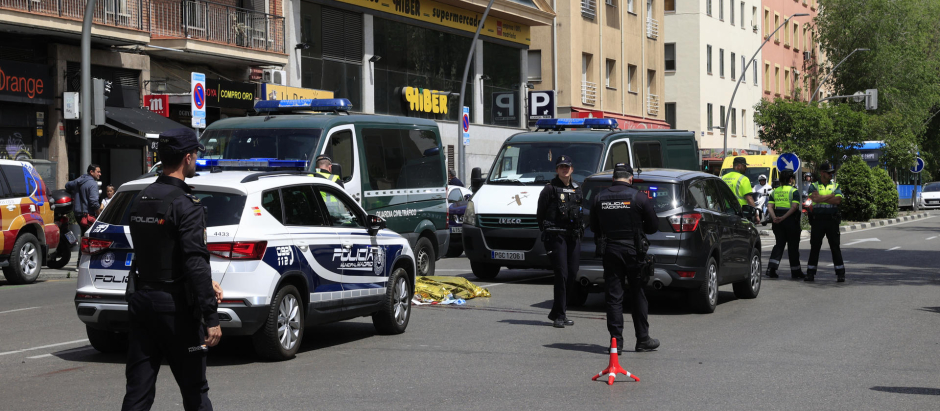 Policías trabajando en el lugar del atropello en Madrid