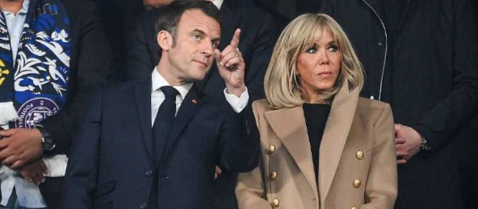 El presidente francés, Emmanuel Macron, viendo en un palco la final de la Copa de Francia.