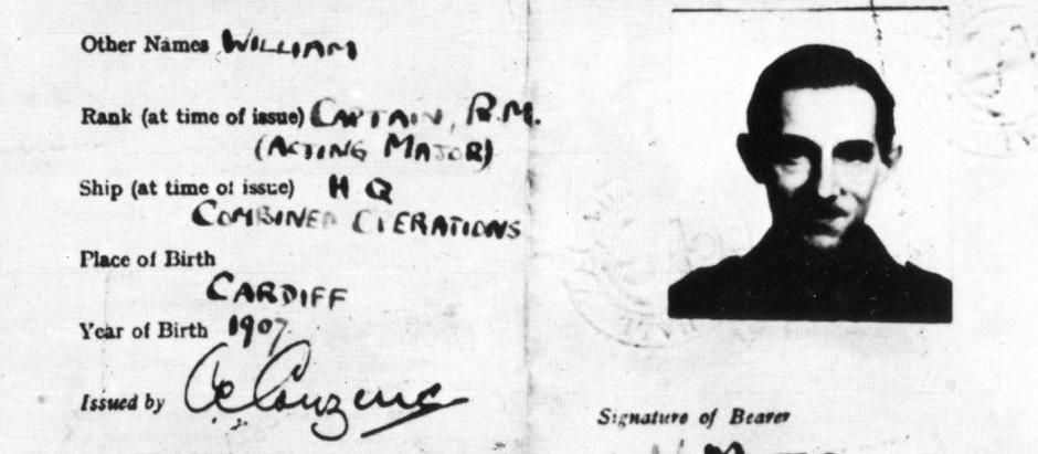 Tarjeta de identidad naval del comandante Martin con fotografía del capitán Ronnie Reed