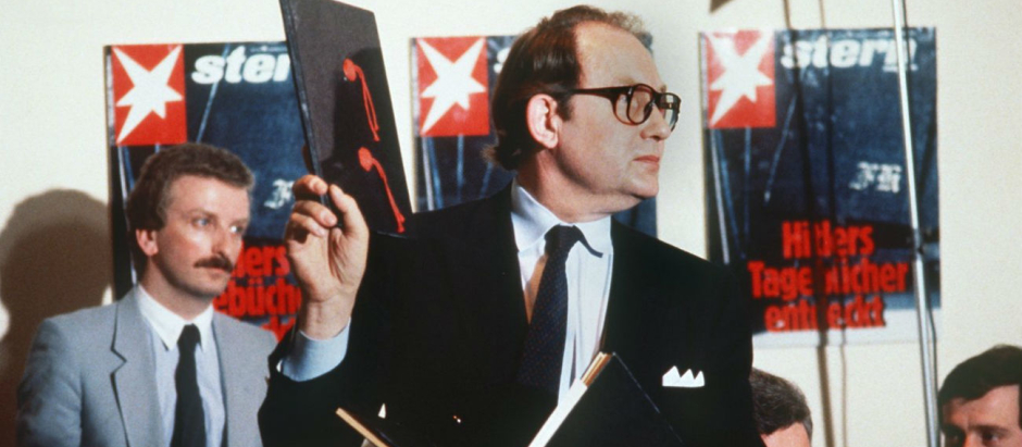 Gerd Heidemann (C), reportero de la revista 'Stern', con los cuadernos falsos, en 1983