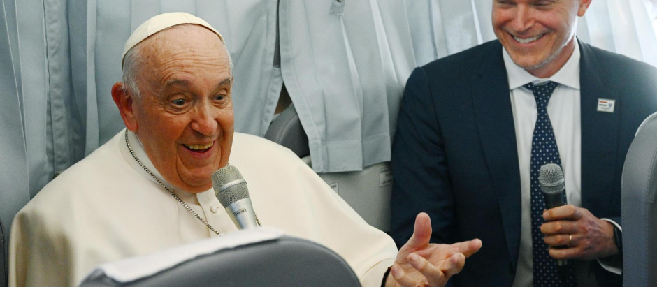 El Papa Francisco responde a las preguntas de los periodistas durante una conferencia a bordo del avión papal
