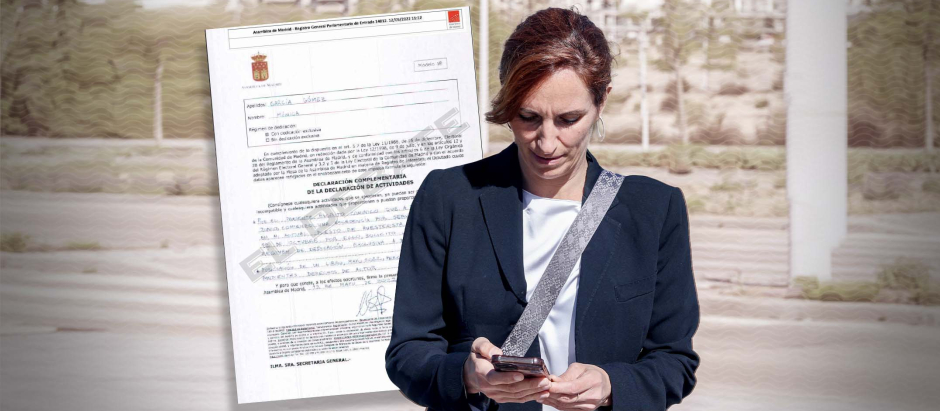 Mónica García junto al documento que mandó a la Asamblea de Madrid solicitando la dedicación exclusiva