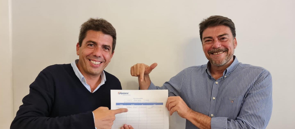 El candidato del PP a la presidencia de la Generalitat, Carlos Mazón, junto al alcalde de Alicante, Luis Barcala.