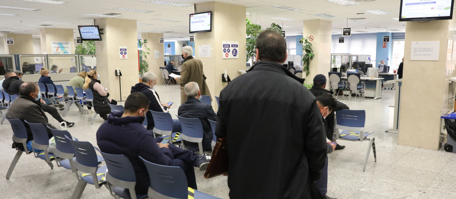 Varias personas esperan en una oficina de la Agencia Tributaria