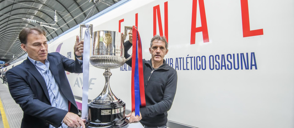 Martín Vázquez y Andoni Goikoetxea han trasladado el trofeo de Copa a Sevilla este jueves
