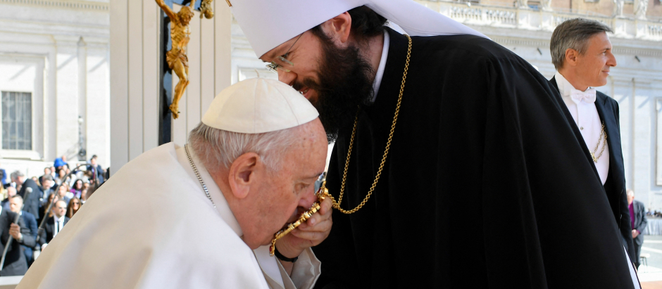 A photo taken and issued as a handout on May 3, 2023 by the Vatican Media shows Pope Francis meeting with the Chairman of the Department for External Church Relations of the Moscow Patriarchate, Metropolitan Anthony of Volokolamsk (Anton Yuryevich Sevryuk) during the weekly general audience on May 3, 2023 at St. Peter's square in The Vatican. (Photo by Handout / VATICAN MEDIA / AFP) / RESTRICTED TO EDITORIAL USE - MANDATORY CREDIT "AFP PHOTO / VATICAN MEDIA" - NO MARKETING NO ADVERTISING CAMPAIGNS - DISTRIBUTED AS A SERVICE TO CLIENTS