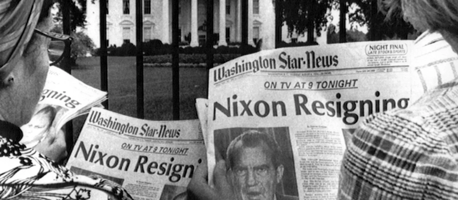 Los periódicos que anunciaban la dimisión del presidente Richard Nixon por el "escándalo Watergate"