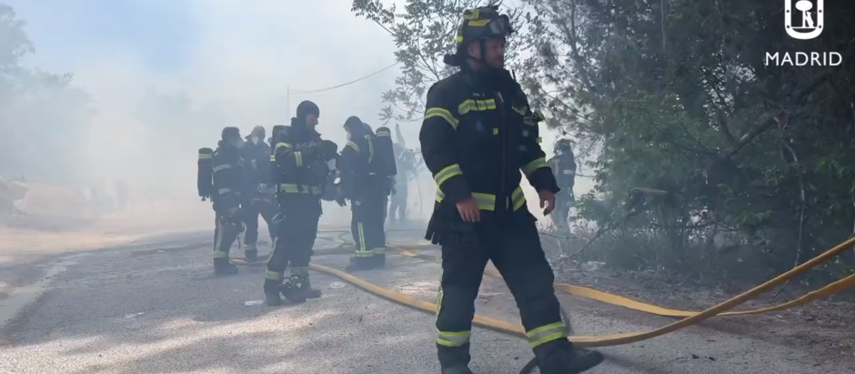 Bomberos del Ayuntamiento de Madrid trabajando en las labores de extinción del fuego de pasto de Moncloa