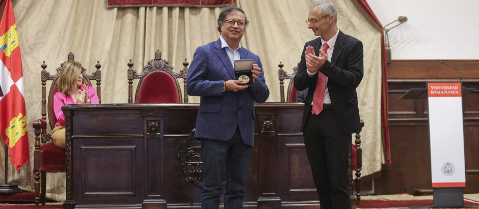 Gustavo Petro, recibió la medalla de la Universidad de Salamanca de manos del rector de la USAL, Ricardo Rivera