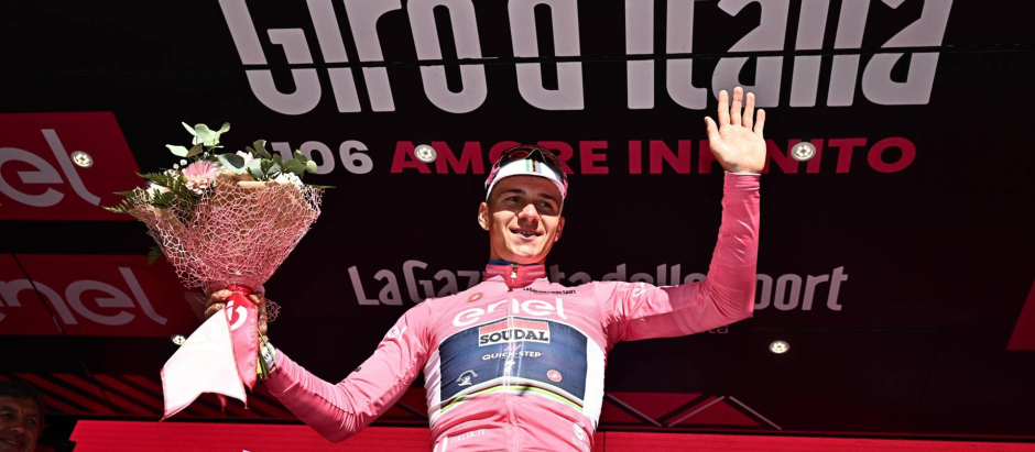 Remco Evenepoel (Soudal Quick-Step) celebra en el podio la victoria de la primera etapa
