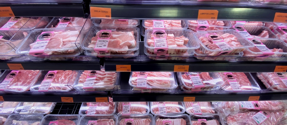 Neveras con carne envasada en la sección de carnicería de un supermercado de Madrid