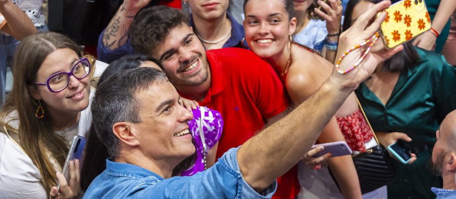 Pedro Sánchez haciéndose un selfie con varios jóvenes en Murcia
