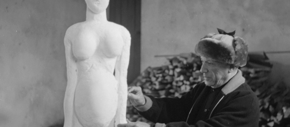 Pablo Picasso trabajando en la escultura 'Mujer encinta' en 1953