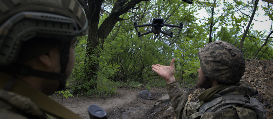 Militares ucranianos de un equipo de reconocimiento vuelan un dron en una línea del frente cerca de la ciudad de Bajmut