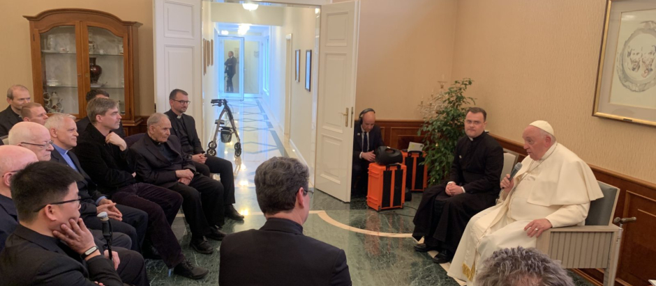 El Papa, conversando con los jesuitas en Hungría