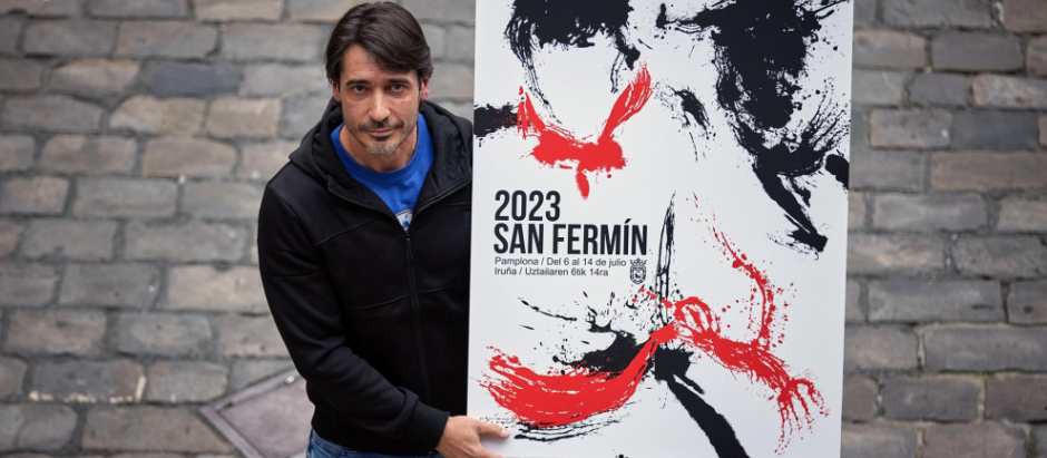 Raúl López Martín posa con el cartel que anunciará las fiestas de San Fermín de 2023