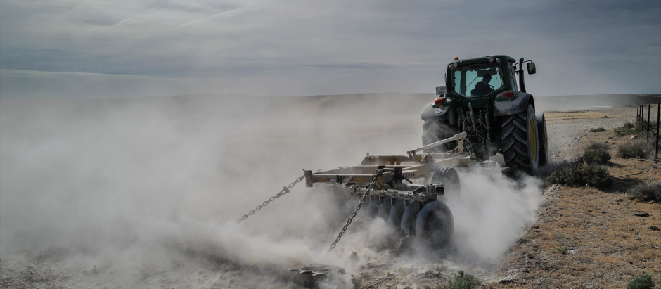 Un tractor para arar la tierra en el campo de Belchite, Zaragoza