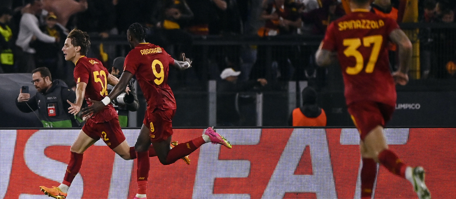 Edoardo Bove (L) de la Roma celebra su primer gol con sus compañeros durante el partido de ida de semifinales de la UEFA Europa League entre AS Roma y Bayer Leverkusen