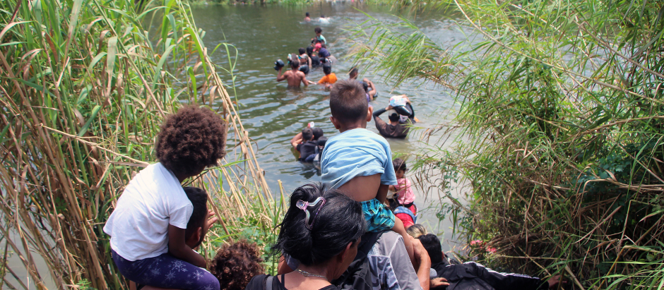 Migrantes cruzan el río Bravo para intentar ingresar a Estados Unidos hoy, en Matamoros (México). En la agonía del Título 42, los migrantes que se encuentran varados en la frontera de Matamoros, Tamaulipas, en el norte de México, han padecido crisis nerviosas y no han dejado de lanzarse al río Bravo durante este jueves, mientras los militares estadounidenses refuerzan la malla con púas y más agentes se suman a su tarea en la zona que las familias emplean para cruzar. EFE/Abrahan Pineda-Jacome
