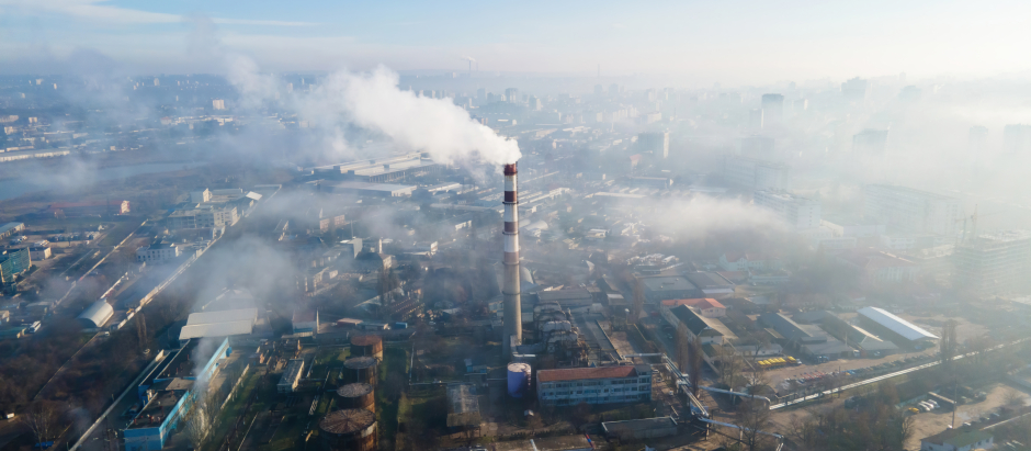 Vista aérea de Chisináu, Moldavia, con varias fábricas contaminantes