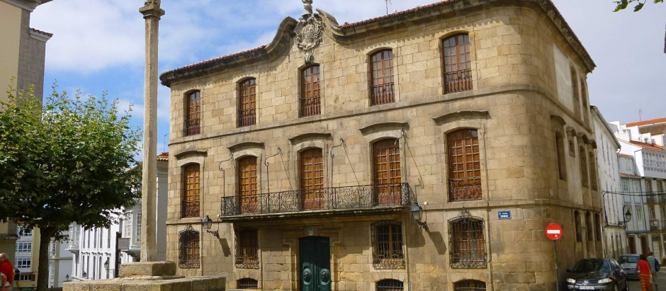 La casa Cornide es un edificio de estilo barroco situado en la Ciudad Vieja de La Coruña y perteneciente a la familia Franco
