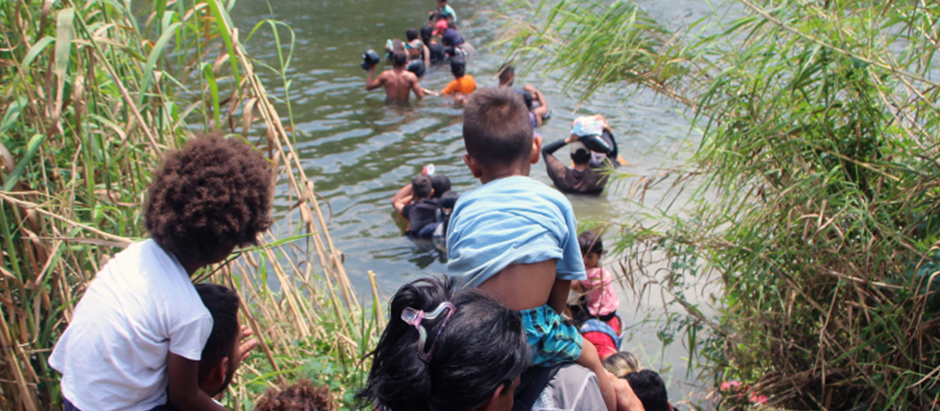 Migrantes cruzan el río Bravo para intentar ingresar a Estados Unidos hoy, en Matamoros (México)