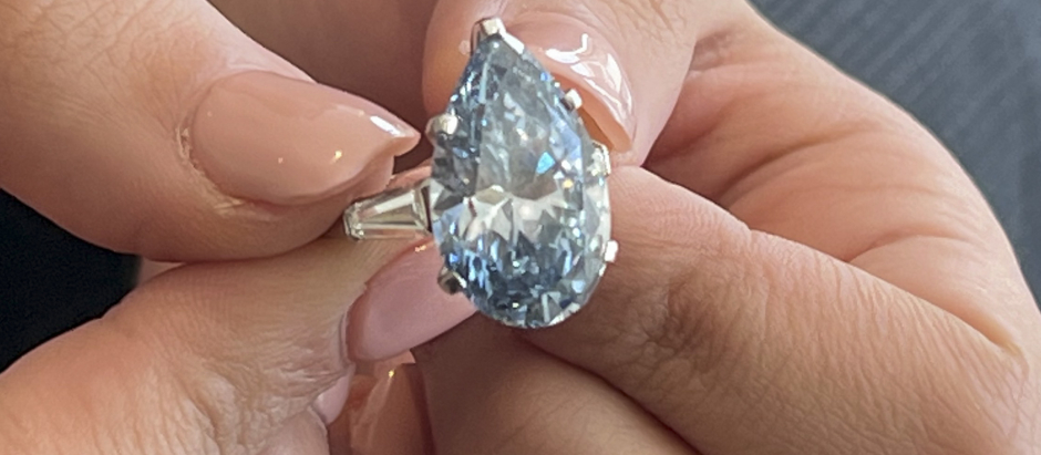 GINEBRA (SUIZA), 11/05/2023.-Sotheby's subastará en Ginebra el anillo "Laguna Blu", (en la imagen)engastado con un diamante azul de 11,1 quilates y por el que la casa británica estima que puedan ofrecerse en torno a 25 millones de dólares (22,8 millones de euros), lo que la convertiría en la joya más cara de las fabricadas por la firma italiana Bulgari. EFE/ Juan Verano