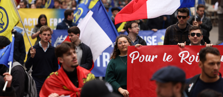 Members of the far-right French monarchist movement Action française take part in a rally in honour of Joan of Arc, in Paris, on May 14, 2023. French monarchist movement Action Francaise was cleared to hold a demonstration in Paris on May 14, 2023 after the courts reversed a police ban issued on orders from the interior ministry to curtail far-right protests. same time Sunday. Sunday's gathering will honour Joan of Arc, who led the French to a famous victory over the English in the 15th century. She is revered by many of France's far-right movements (Photo by Thomas SAMSON / AFP)