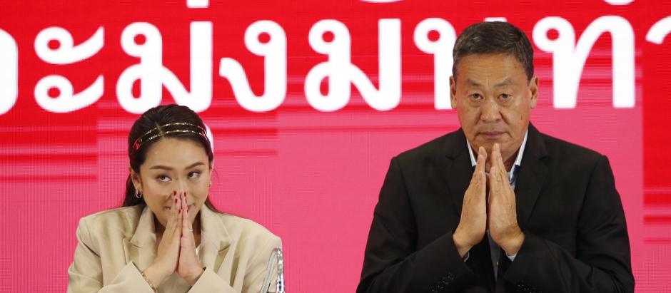 Bangkok (Thailand), 15/05/2023.- Pheu Thai Party's Prime Ministerial candidates Paetongtarn Shinawatra (L) and Srettha Thavisin (R) greet the media during a press conference at the party's headquarters in Bangkok, Thailand, 15 May 2023. The Pheu Thai Party, which came in second place in the 14 May Thai general elections, is in talks to form a coalition government with the progressive Move Forward Party. (Elecciones, Tailandia) EFE/EPA/RUNGROJ YONGRIT