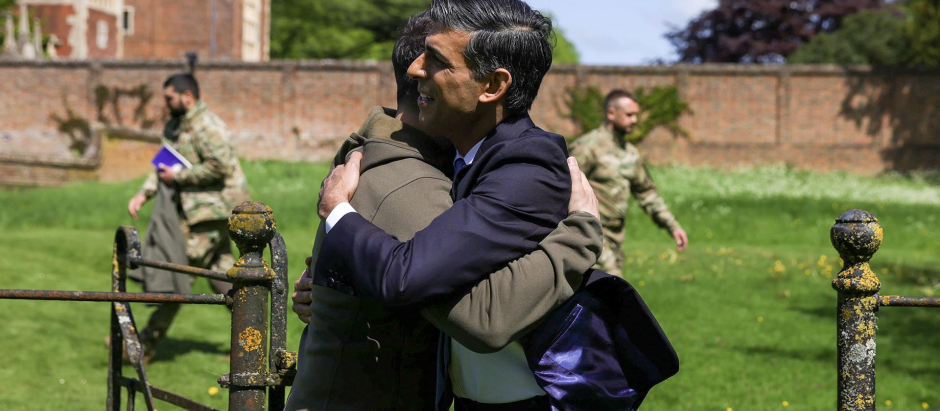 Chequers (United Kingdom), 15/05/2023.- A handout photo made available by the British Prime Minister's Office No.10 Downing Street shows Britain's Prime Minister Rishi Sunak (R) saying goodbye to Ukraine's President Volodymyr Zelensky (L) after their meeting at Chequers, the country house of the Prime Minister in Buckinghamshire, Britain, 15 May 2023. Zelensky was in Britain to discuss 'urgent support for Ukraine'. (Ucrania, Reino Unido) EFE/EPA/SIMON DAWSON/NO 10 DOWNING STREET HANDOUT -- MANDATORY CREDIT: CROWN COPYRIGHT -- HANDOUT EDITORIAL USE ONLY/NO SALES