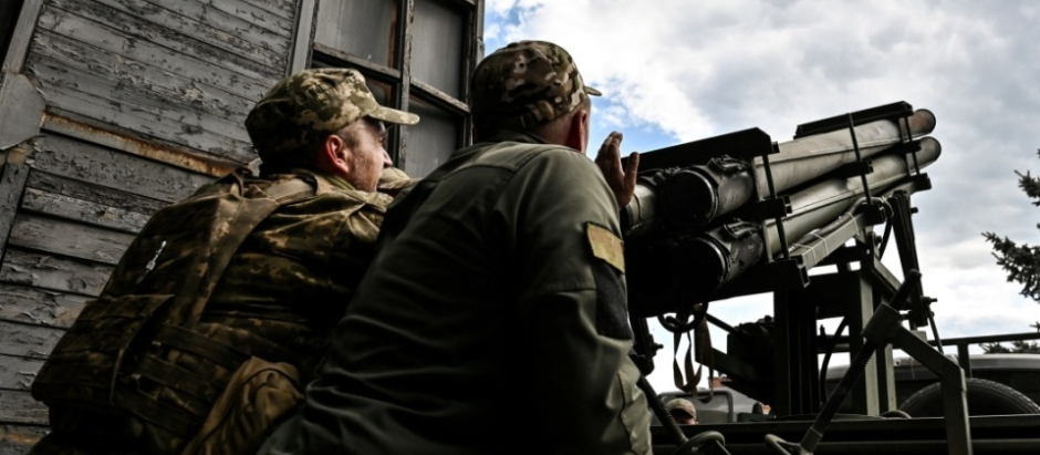 Soldados ucranianos preparan la defensa antiaérea de Kiev