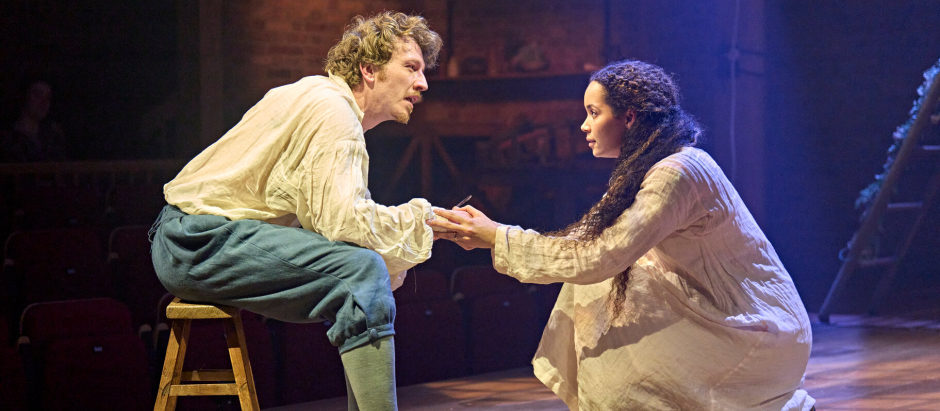 Tom Varey (William Shakespeare) y Madeleine Mantock (Anne Hathaway) en una escena de la adaptación de 'Hamnet' por la Royal Shakespeare Company