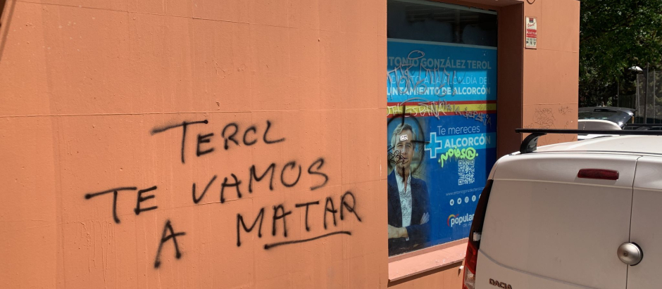 Fachada de la sede del PP de Alcorcón con las amenazas a González Terol