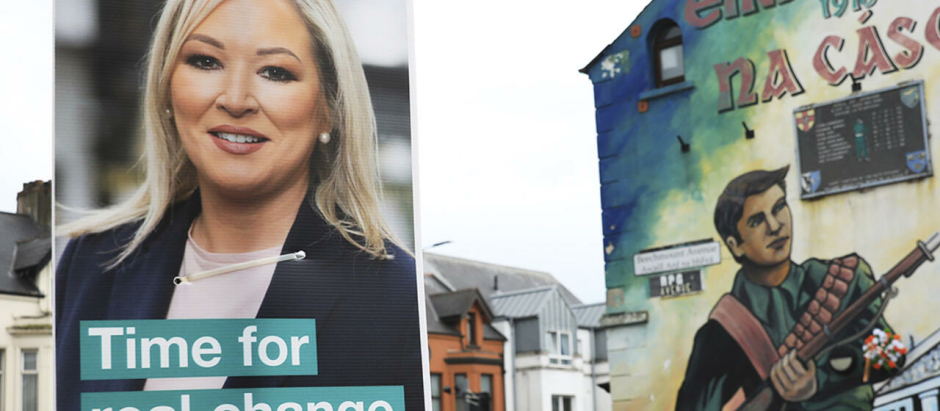 Carteles del Sinn Féin, favorito en las elecciones autonómicas de Irlanda del norte