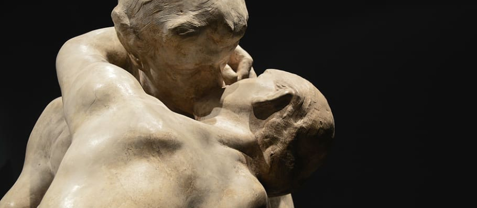 Escultura de un hombre y una mujer besándose